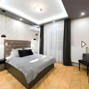 Super Central Cosy 2BR Near NewYork Cafe w/Balcony
